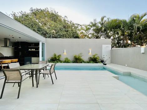 Casa sobrado de 344m² com 04 suítes à venda em condomínio - Saint Gerard