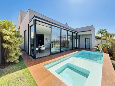 Casa de 294m² com 04 suítes à venda em condomínio - Alphaville