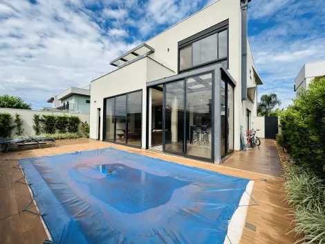 Casa sobrado de 281m² com 03 suítes à venda em condomínio - Vila do Golf