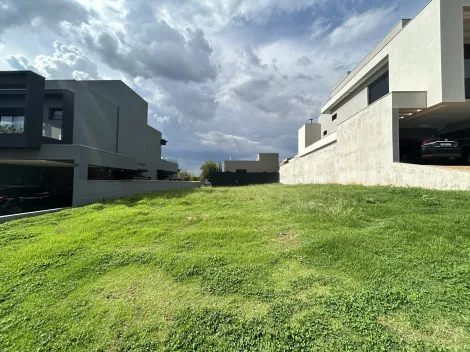 Terreno de 420m² à venda em condomínio - Vila do Golf