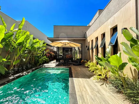 Casa térrea de 240m² com 03 suítes à venda em condomínio - Vila do Golf