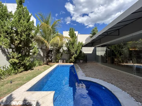 Casa sobrado de 255m² com 03 suítes à venda em condomínio - Santa Mônica