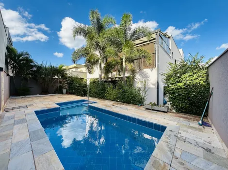 Casa sobrado de 250m² com 04 quartos à venda em condomínio - Vila do Golf