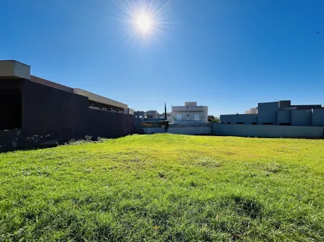 Terreno de 359m² à venda em condomínio - Vila do Golf