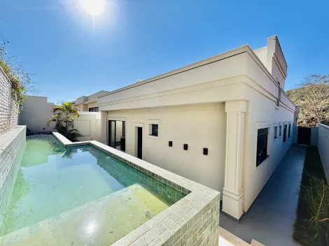 Casa térrea de 250m² com 03 suítes à venda em condomínio - Alphaville