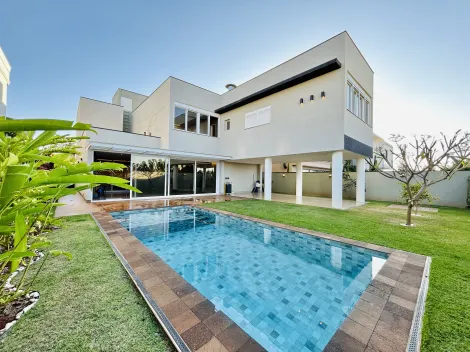 Casa sobrado de 425m² com 04 suítes à venda em condomínio - Alphaville
