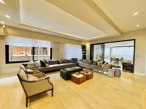 Casa sobrado de 339m² com 05 suítes à venda em condomínio - Vila do Golf