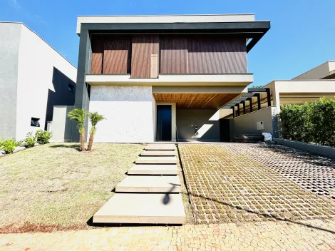Casa sobrado de 300m² com 03 suítes à venda em condomínio - Vila do Golfe