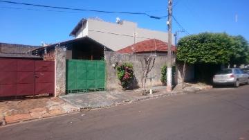 Alugar Casas / Padr&atilde;o em Jaboticabal. apenas R$ 170.000,00