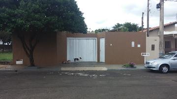 Alugar Casas / Padrão em Jaboticabal. apenas R$ 300.000,00