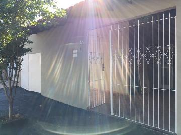 Alugar Casas / Padr&atilde;o em Jaboticabal. apenas R$ 850,00