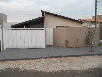 Alugar Casas / Padr&atilde;o em Jaboticabal. apenas R$ 2.100,00