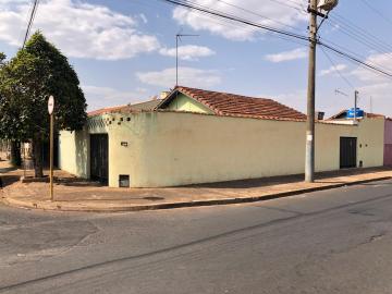 Alugar Casas / Padr&atilde;o em Jaboticabal. apenas R$ 170.000,00