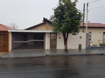Alugar Casas / Padr&atilde;o em Jaboticabal. apenas R$ 950,00