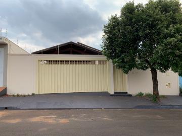 Alugar Casas / Padr&atilde;o em Jaboticabal. apenas R$ 2.000,00
