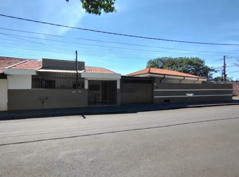 Alugar Casas / Padr&atilde;o em Jaboticabal. apenas R$ 375.000,00