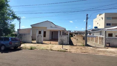 Alugar Casas / Padr&atilde;o em Jaboticabal. apenas R$ 450.000,00