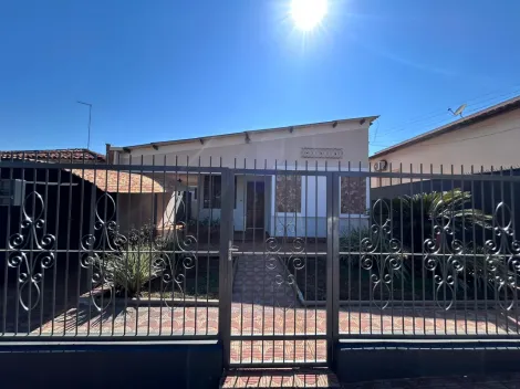 Alugar Casas / Padr&atilde;o em Jaboticabal. apenas R$ 1.800,00