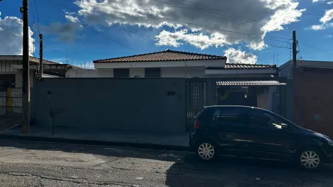 Alugar Casas / Padr&atilde;o em Jaboticabal. apenas R$ 450.000,00