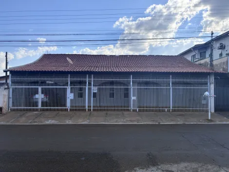 Alugar Casas / Padr&atilde;o em Jaboticabal. apenas R$ 380.000,00