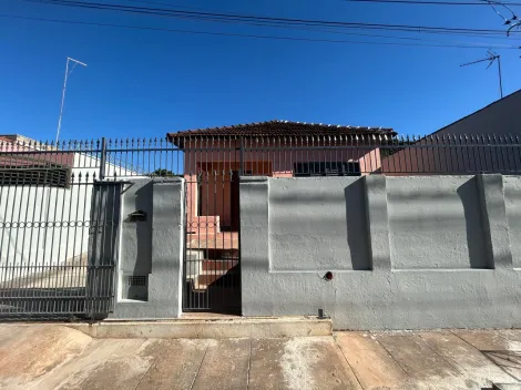 Alugar Casas / Padr&atilde;o em Jaboticabal. apenas R$ 1.500,00