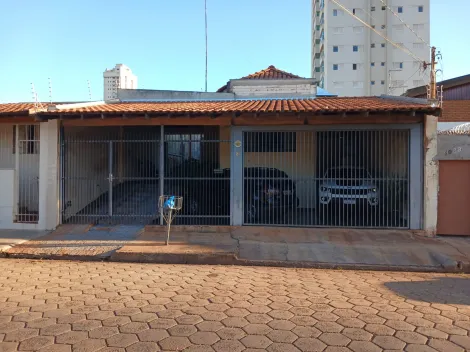 Alugar Casas / Padr&atilde;o em Jaboticabal. apenas R$ 400.000,00