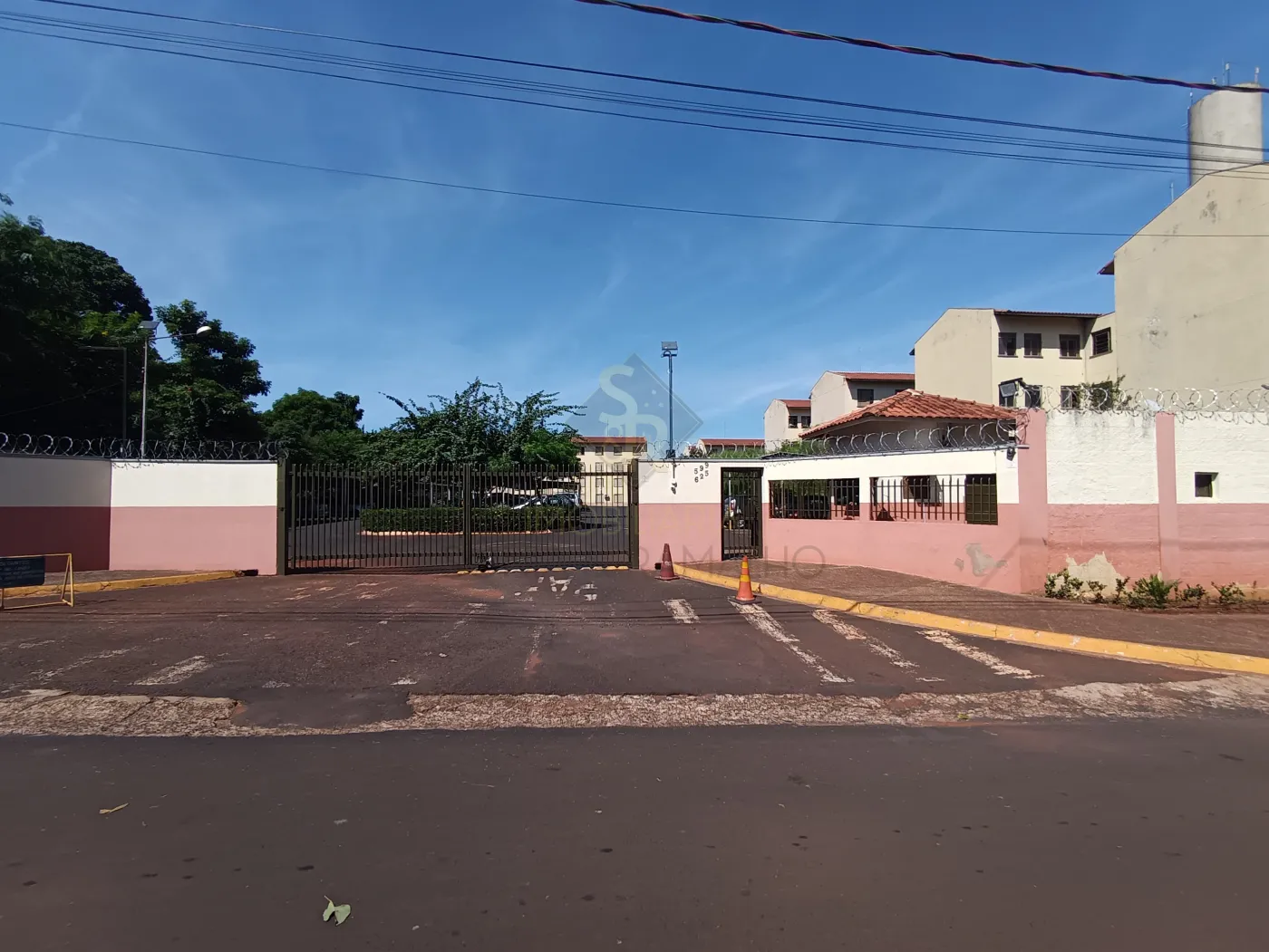 Alugar Apartamentos / Padr&atilde;o em Ribeir&atilde;o Preto R$ 1.000,00 - Foto 1