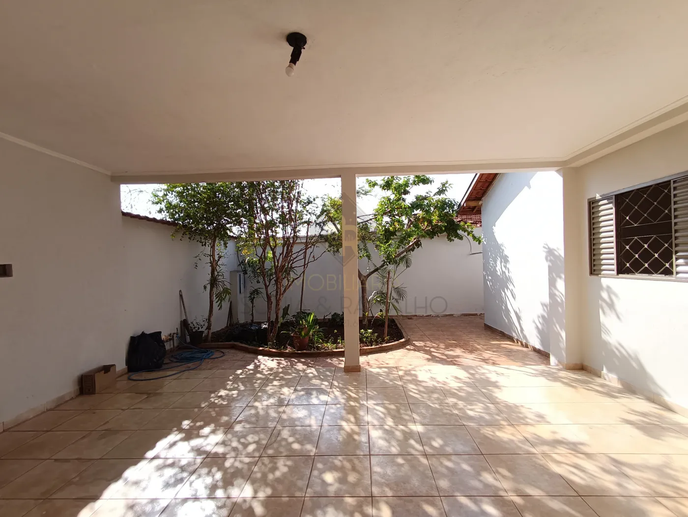 Alugar Casas Residenciais / Padr&atilde;o em Ribeir&atilde;o Preto R$ 1.300,00 - Foto 1