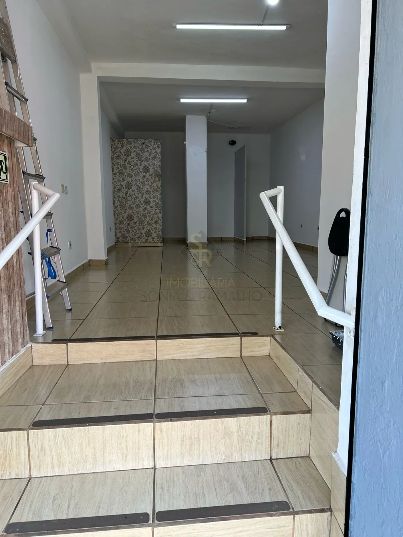 Alugar Im&oacute;veis Comerciais / Sal&atilde;o Comercial em Ribeir&atilde;o Preto R$ 2.500,00 - Foto 1