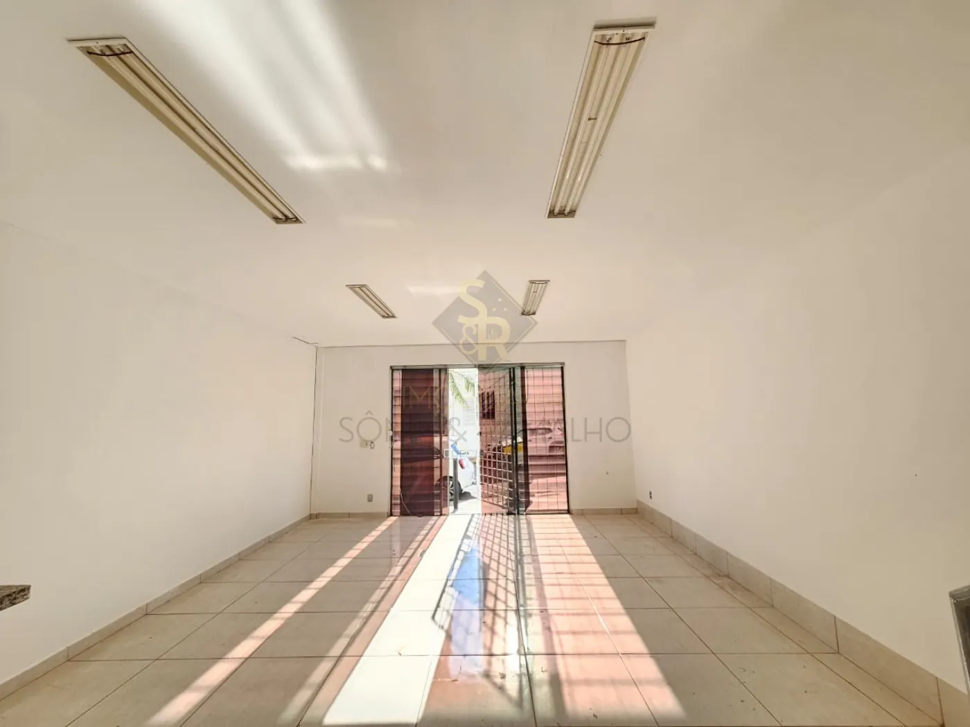 Alugar Im&oacute;veis Comerciais / Sal&atilde;o Comercial em Ribeir&atilde;o Preto R$ 3.000,00 - Foto 4