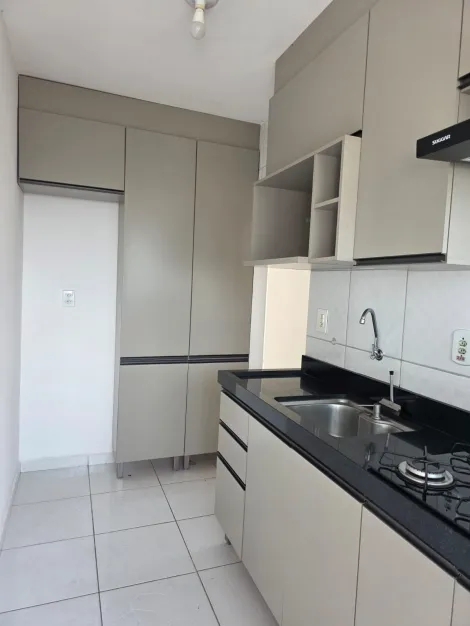 Alugar Apartamentos / Padr&atilde;o em Suzano. apenas R$ 1.300,00