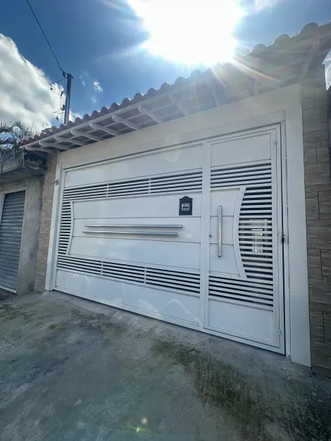 Comprar Casas / Sobrado em Suzano. apenas R$ 450.000,00