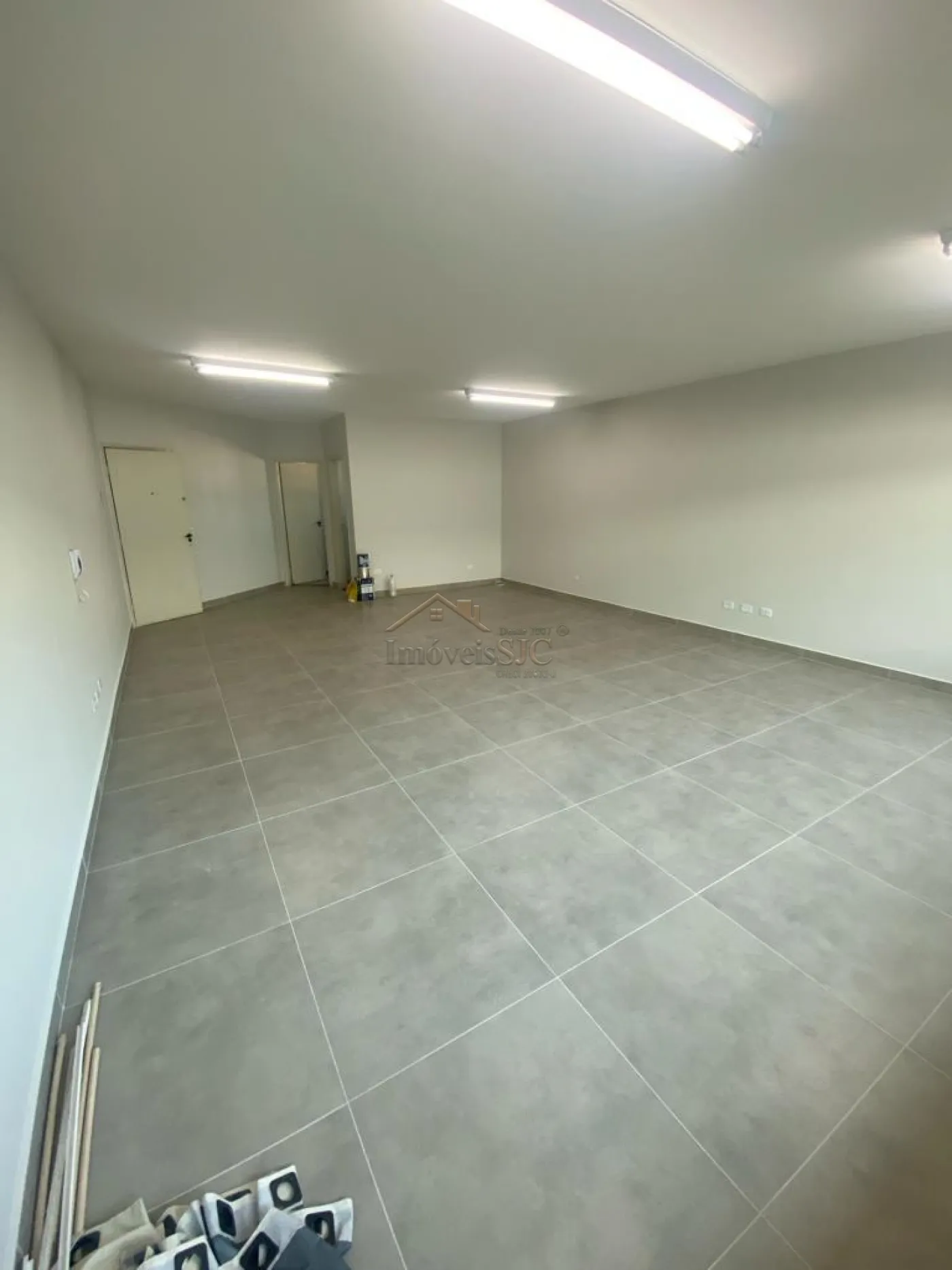 Alugar Comerciais / LojaSal&atilde;o em S&atilde;o Jos&eacute; dos Campos R$ 2.500,00 - Foto 4