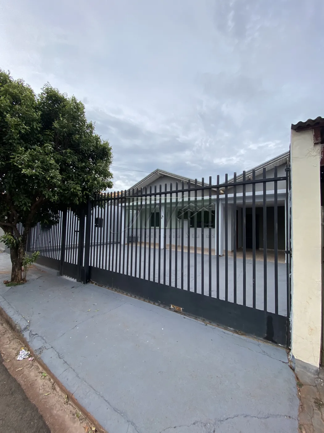 Alugar Residenciais / Casas em Santa Cruz do Rio Pardo R$ 1.200,00 - Foto 1