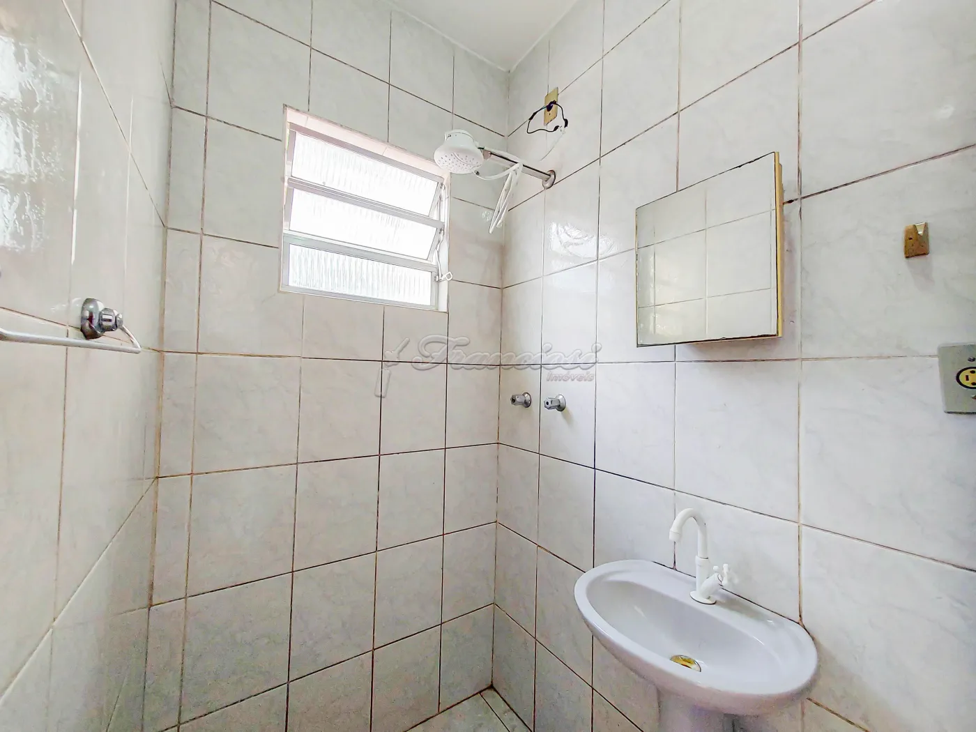 Alugar Casa / Padr&atilde;o em Itapetininga R$ 1.000,00 - Foto 2