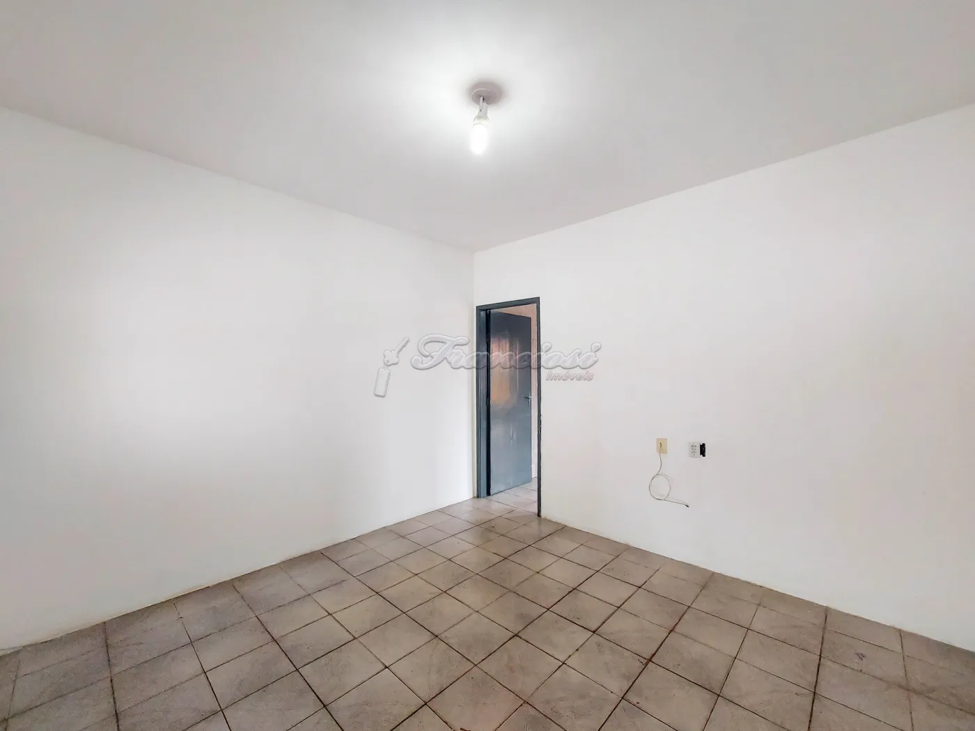 Alugar Casa / Padr&atilde;o em Itapetininga R$ 1.400,00 - Foto 1