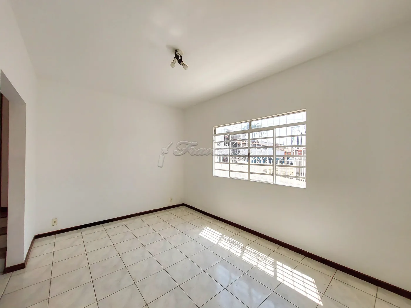 Alugar Casa / Padr&atilde;o em Itapetininga R$ 1.700,00 - Foto 1