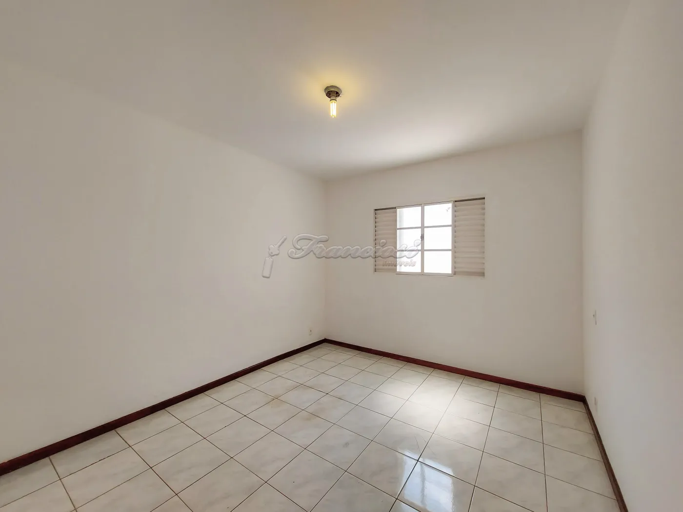 Alugar Casa / Padr&atilde;o em Itapetininga R$ 1.700,00 - Foto 3