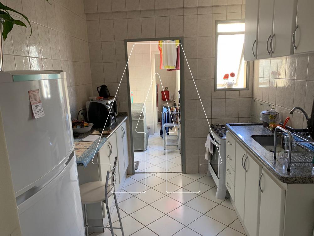 Alugar Apartamento / Padr&atilde;o em Ara&ccedil;atuba R$ 1.200,00 - Foto 3