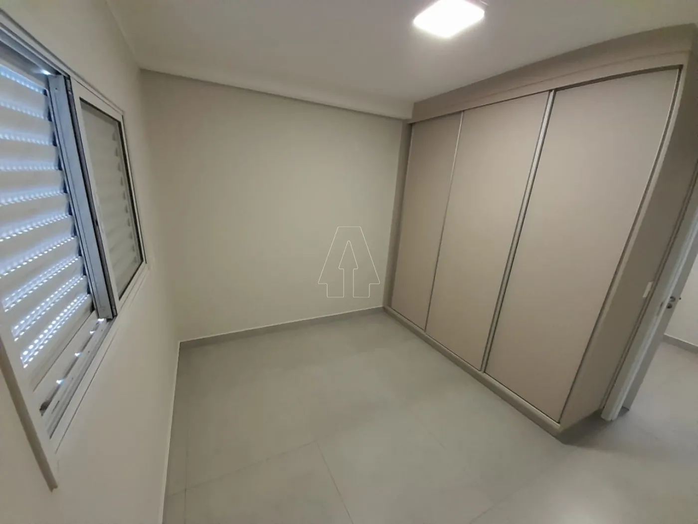 Alugar Apartamento / Padr&atilde;o em Ara&ccedil;atuba R$ 3.000,00 - Foto 4
