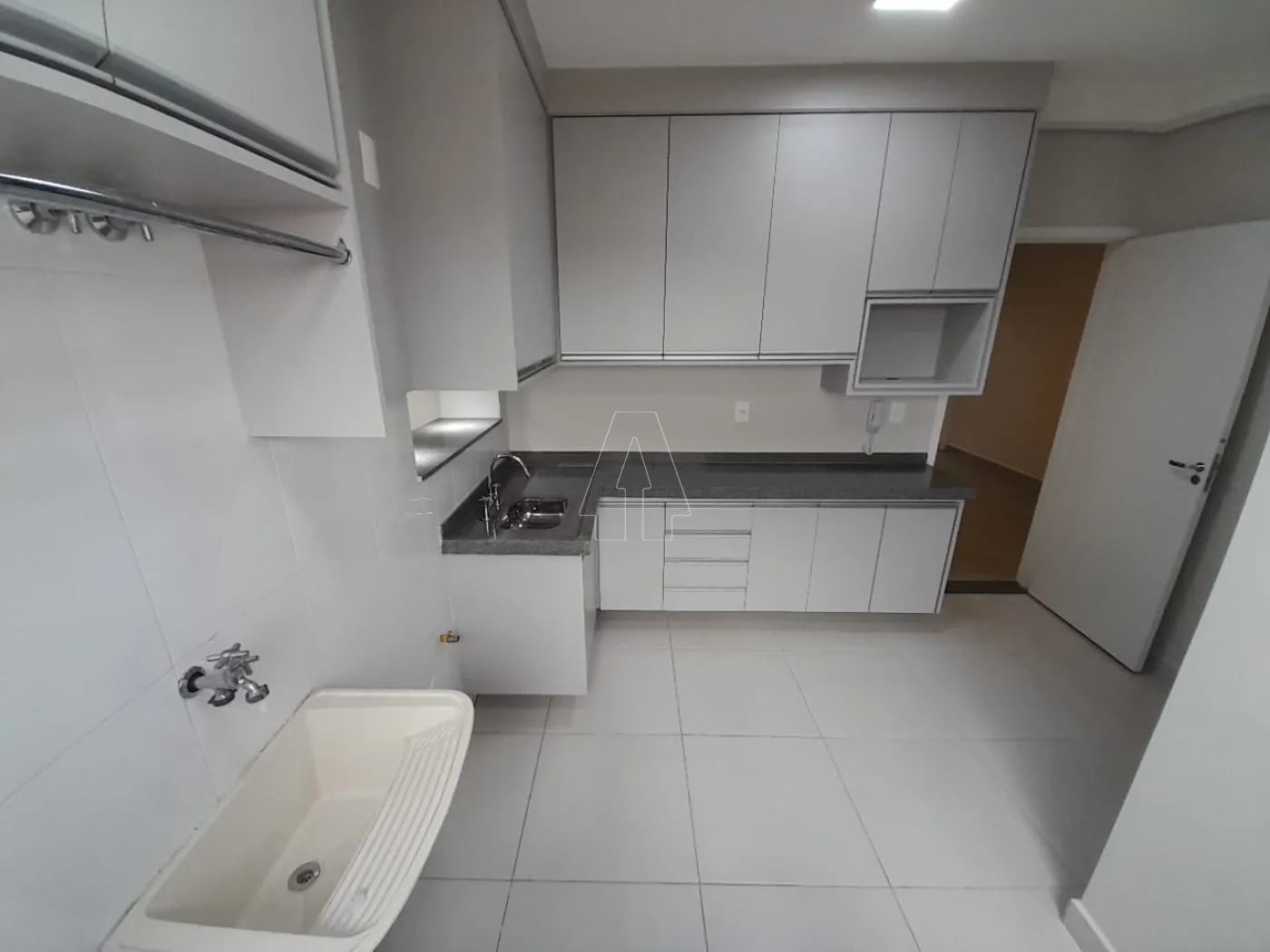 Alugar Apartamento / Padr&atilde;o em Ara&ccedil;atuba R$ 3.000,00 - Foto 13