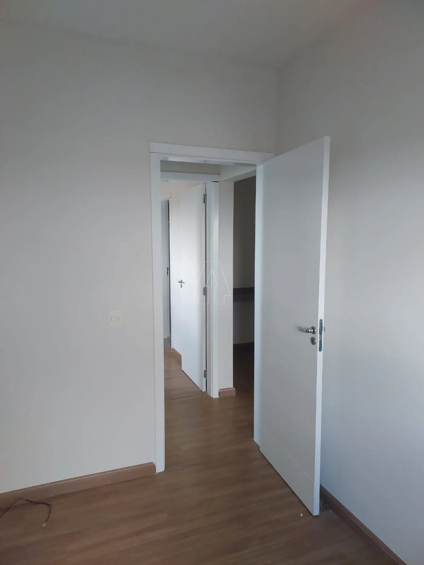 Alugar Apartamento / Padr&atilde;o em Ara&ccedil;atuba R$ 2.000,00 - Foto 2