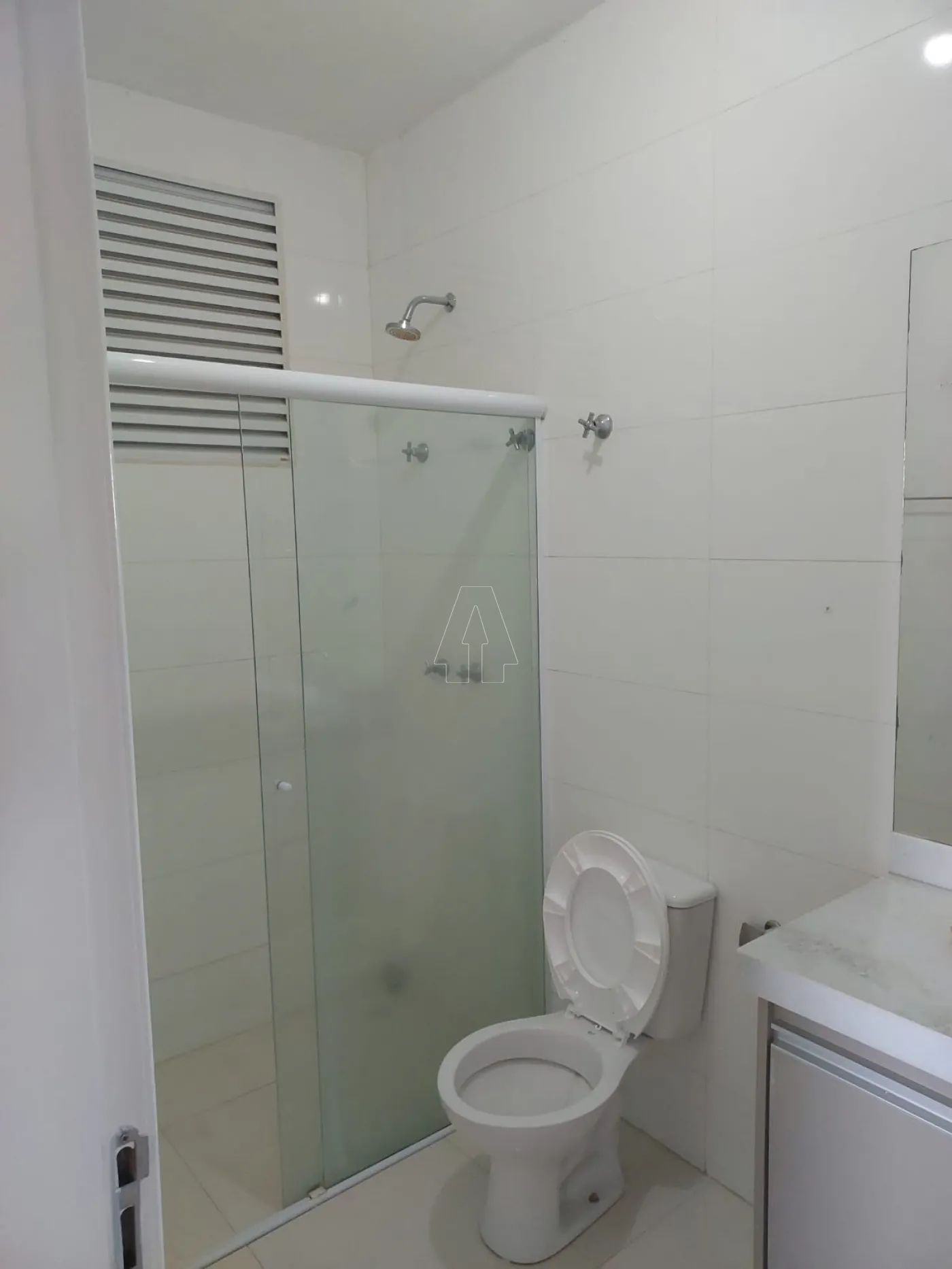 Alugar Apartamento / Padr&atilde;o em Ara&ccedil;atuba R$ 2.000,00 - Foto 3