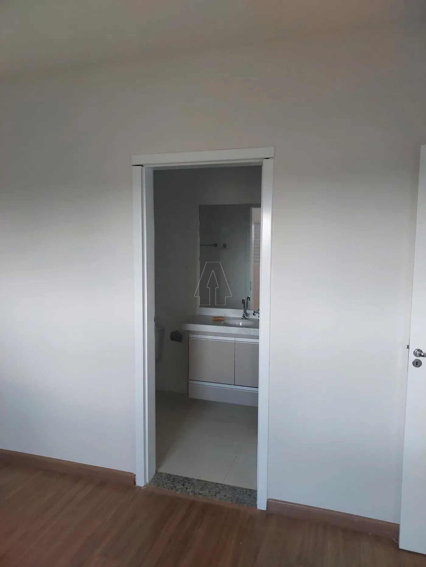 Alugar Apartamento / Padr&atilde;o em Ara&ccedil;atuba R$ 2.000,00 - Foto 4