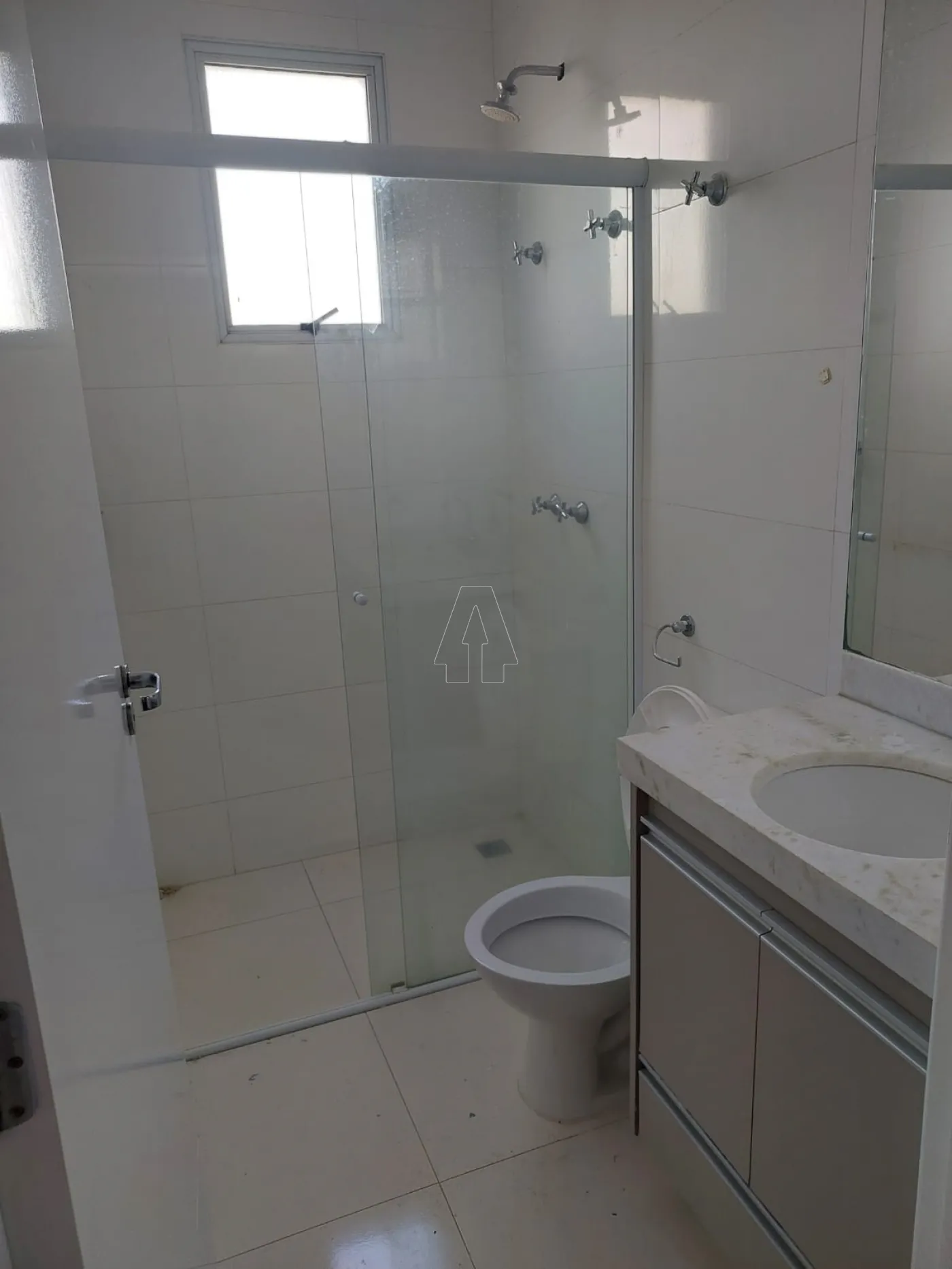 Alugar Apartamento / Padr&atilde;o em Ara&ccedil;atuba R$ 2.000,00 - Foto 5