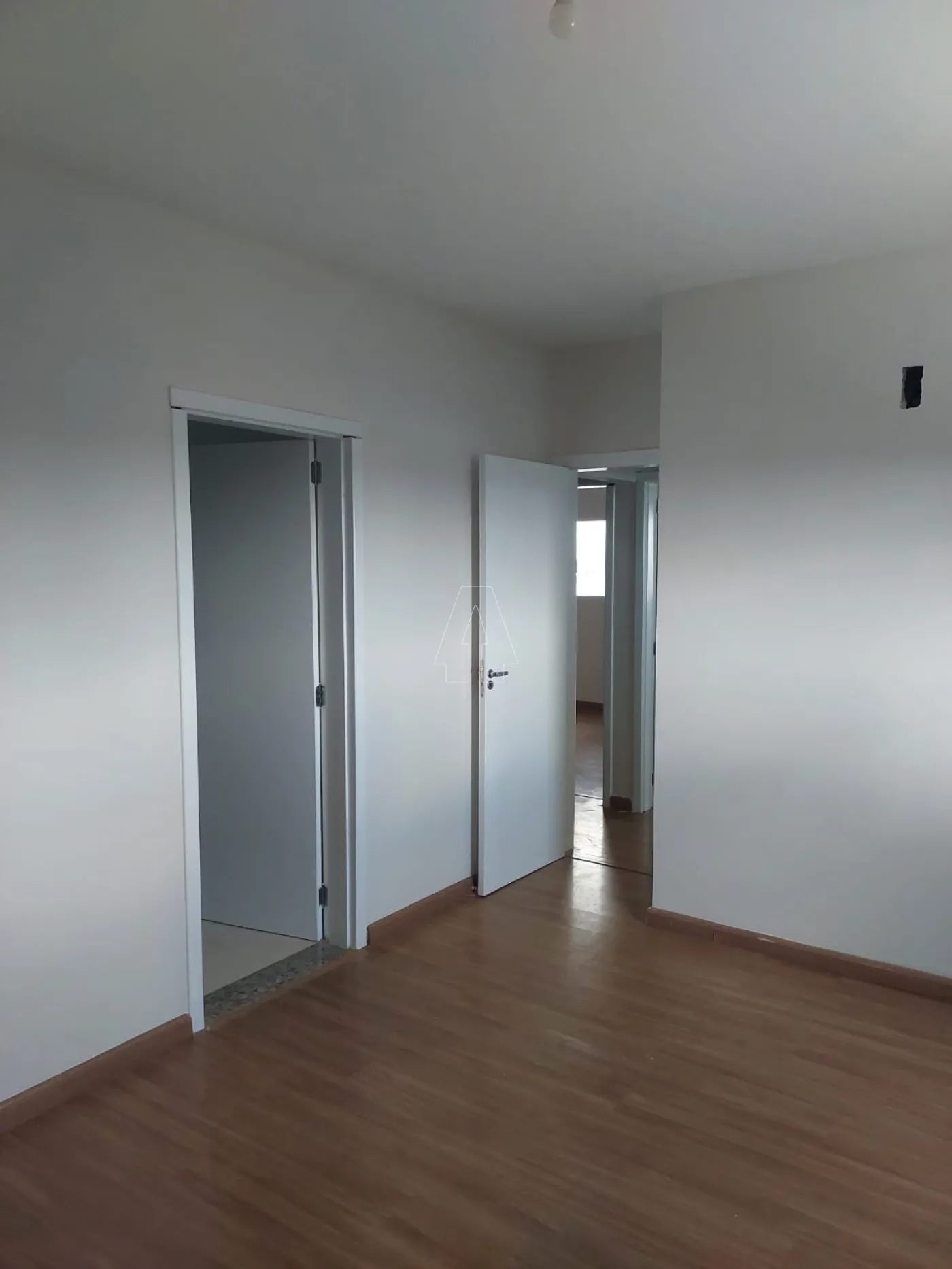 Alugar Apartamento / Padr&atilde;o em Ara&ccedil;atuba R$ 2.000,00 - Foto 8