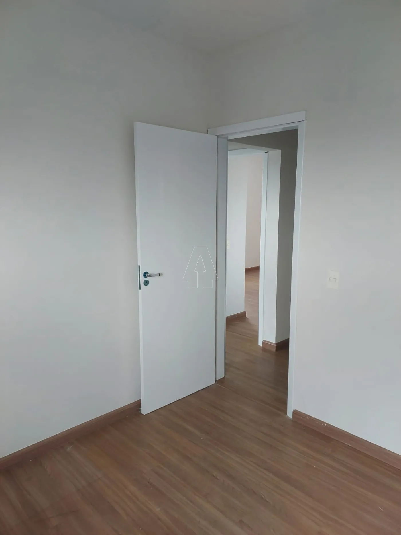 Alugar Apartamento / Padr&atilde;o em Ara&ccedil;atuba R$ 2.000,00 - Foto 9