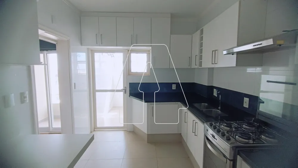 Alugar Apartamento / Padr&atilde;o em Ara&ccedil;atuba R$ 1.900,00 - Foto 10