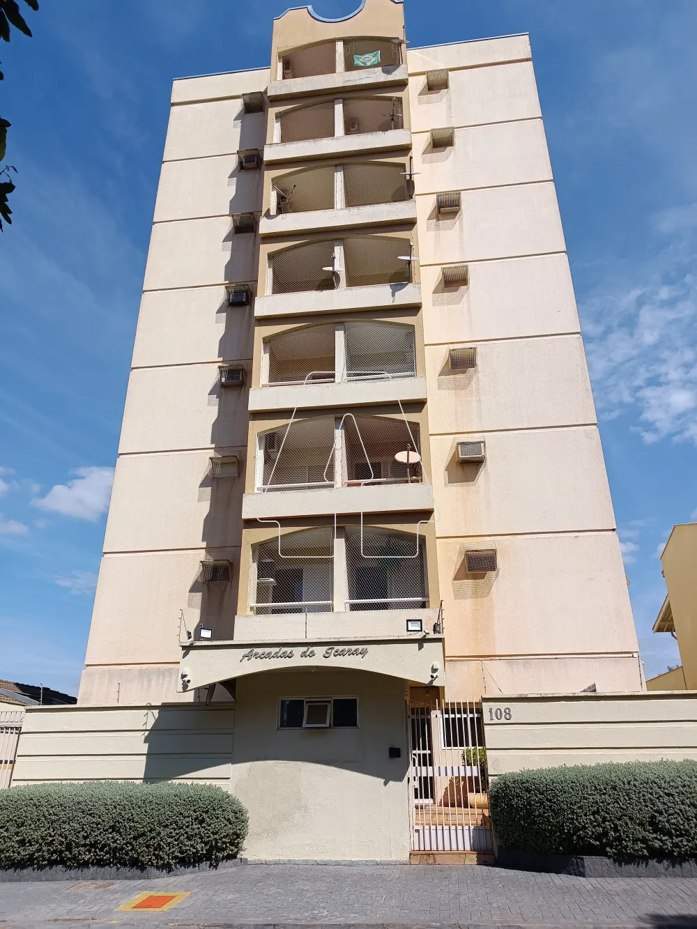Alugar Apartamento / Padr&atilde;o em Ara&ccedil;atuba R$ 1.900,00 - Foto 1