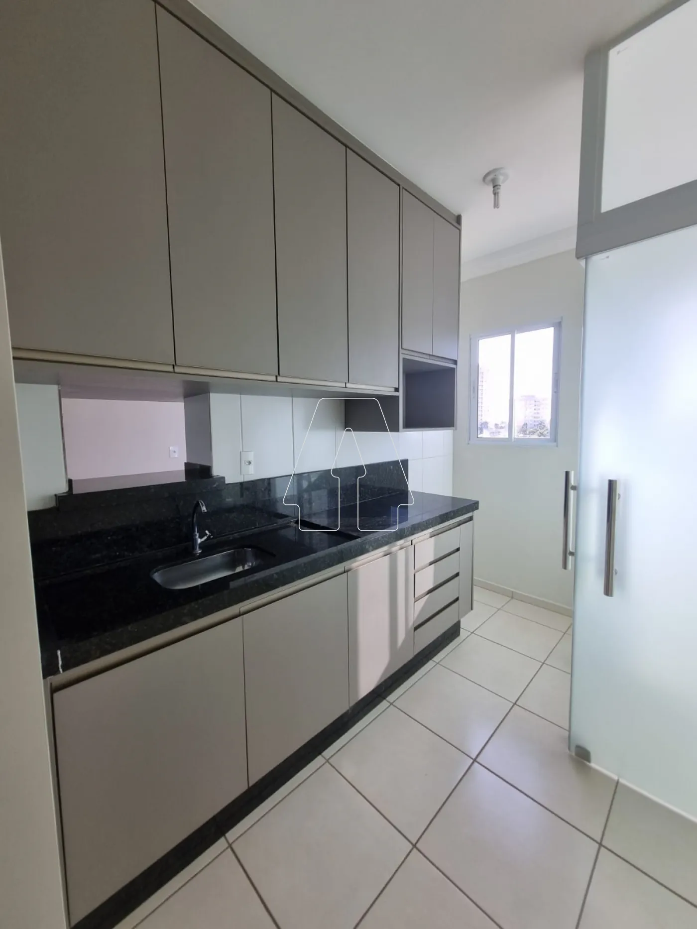 Alugar Apartamento / Padr&atilde;o em Ara&ccedil;atuba R$ 1.360,00 - Foto 2